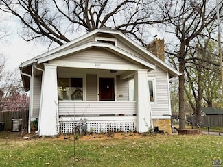 201 SW Broadmoor Ave, Topeka, KS 66606