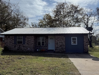 404 NW F St, Stigler, OK 74462