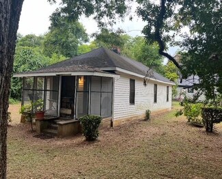1123 Peach St, Perry, GA 31069