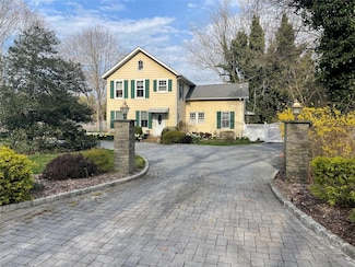 190 S Country Rd, Remsenburg, NY 11960