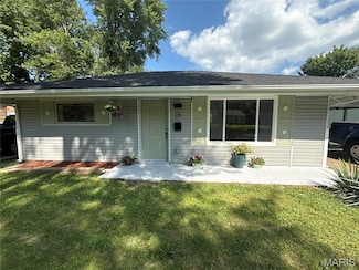 26 Rissant Dr, Florissant, MO 63031