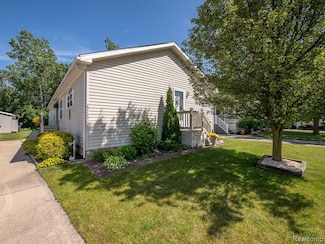 29703 Vinewood Ln, Gibraltar, MI 48173