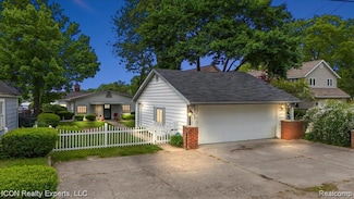 8569 Cooley Beach Dr, White Lake, MI 48386