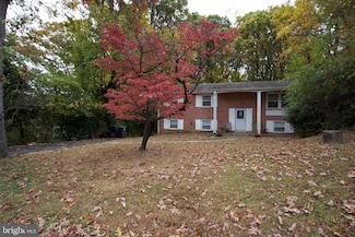 9921 Woodrow St, Vienna, VA 22181