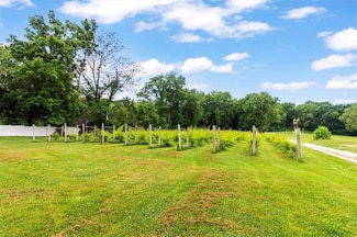414 Dickinson Rd, Independence, MO 64050