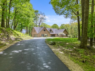 5710 Paradise Ridge Dr, West Bend, WI 53095