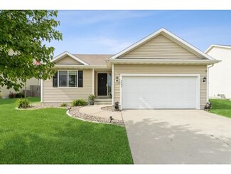 9545 Davis Dr, West Des Moines, IA 50266