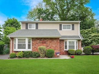 121 Bogert Ave, Pearl River, NY 10965