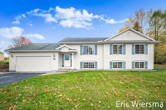 7635 Hessler Dr NE, Rockford, MI 49341