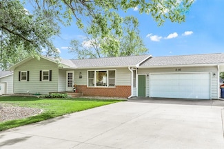 216 E 9th St, Pella, IA 50219