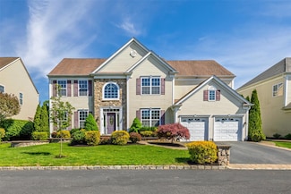 33 Avolet Ct, Mount Sinai, NY 11766