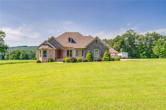 21173 Silent Oak Dr, Fayetteville, AR 72703