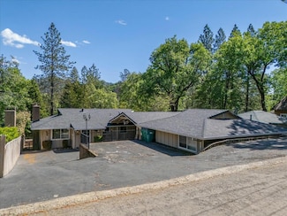 19817 Oak Knoll Dr, Lakehead, CA 96051