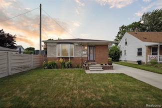 1092 Poplar Ct, Wyandotte, MI 48192