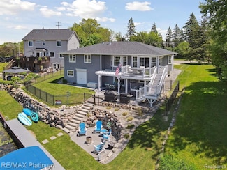 13368 N Fenton Rd, Fenton, MI 48430