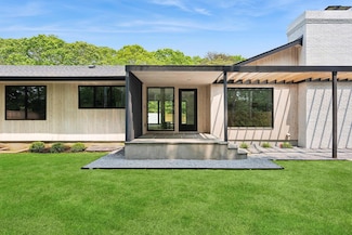 54 Meeting House Rd, Westhampton Beach, NY 11978