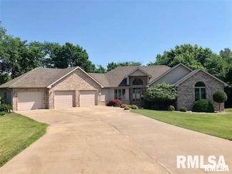 325 Hillcrest Dr, Macomb, IL 61455