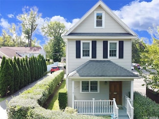 6 Morris Ln, Great Neck, NY 11024