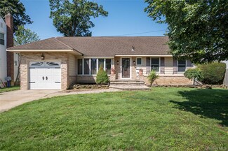 930 W Shelley Rd, North Bellmore, NY 11710