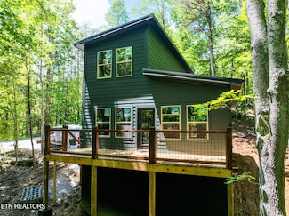 717 Country Oaks Ln, Lafollette, TN 37766