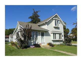 855 N Maple St, Monticello, IA 52310