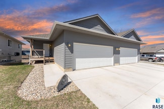 1807 N Oberg Cir, Sioux Falls, SD 57103