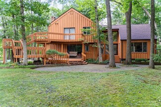 7725 Jennings Rd, Whitmore Lake, MI 48189
