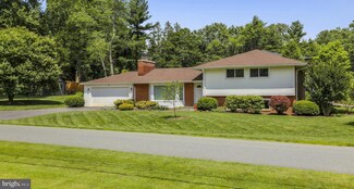 9401 Rosehill Dr, Bethesda, MD 20817