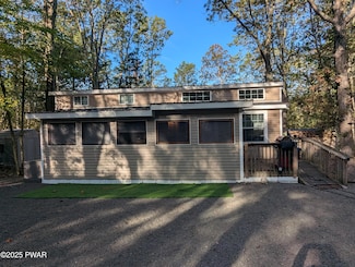 121 Woodpecker Ln, Shohola, PA 18458