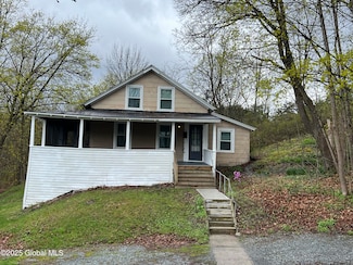48 Saunders St, Whitehall, NY 12887