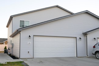 719 Hillcrest Dr SE, Mandan, ND 58554