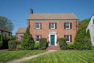 341 Quaker Ln N, West Hartford, CT 06119