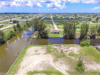 832 NE 1st Place, Cape Coral, FL 33909