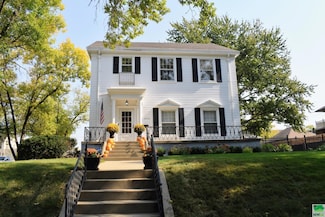 2932 Jackson St, Sioux City, IA 51104