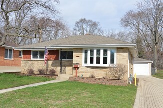 744 Mckinley Ave, Mundelein, IL 60060