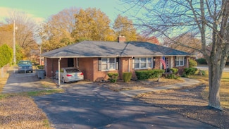 2 Burgundy Dr, Greenville, SC 29615