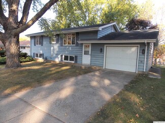 6 Silver Ln, Mason City, IA 50401