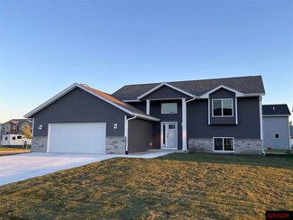 2033 Aster Ln, Mankato, MN 56001