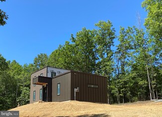 1523 Holly Hill Ln, Berkeley Springs, WV 25411