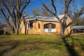 1207 E Lamar St, Palestine, TX 75801