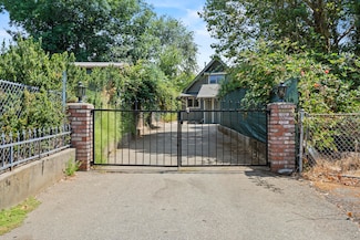 102 Marie Cir, Rogue River, OR 97537