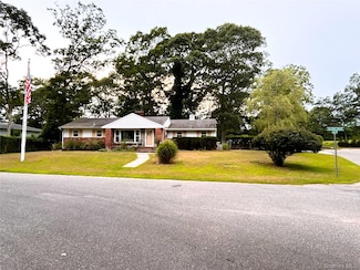 5 Leland Dr, Westhampton, NY 11977