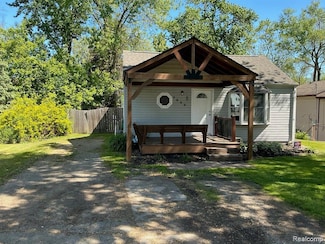 7230 Sandy Beach Dr, Waterford, MI 48329