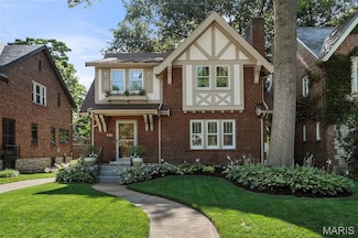 436 W Point Ct, Saint Louis, MO 63130