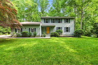 8 Whippoorwill Dr, Gales Ferry, CT 06335