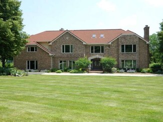60 Watergate Dr, South Barrington, IL 60010