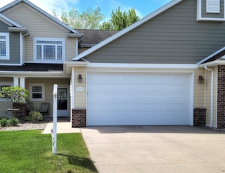 1755 Oak Hollow Ln, Neenah, WI 54956