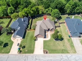 2909 Oakwood Dr, Brenham, TX 77833