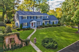 28 Valley Rd, Manhasset, NY 11030