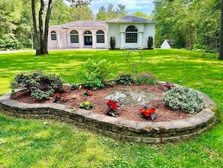 716 Woodland Way, Russell, MA 01071